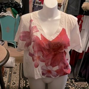 NWOT- Light weight Polyester Hawaiian 🌺 Flower decorated front. ColdShoulder